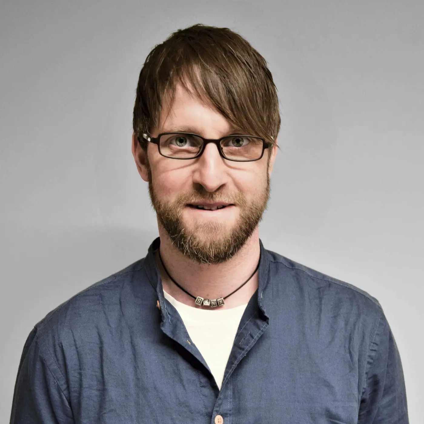 Porträt von Stefan Hartl, StD, Beratungslehrkraft der Städtischen Berufsschule für MFA, PKA, TFA. Er bietet Beratung bei schulischen, privaten Problemen und Konflikten im Ausbildungsbetrieb an.