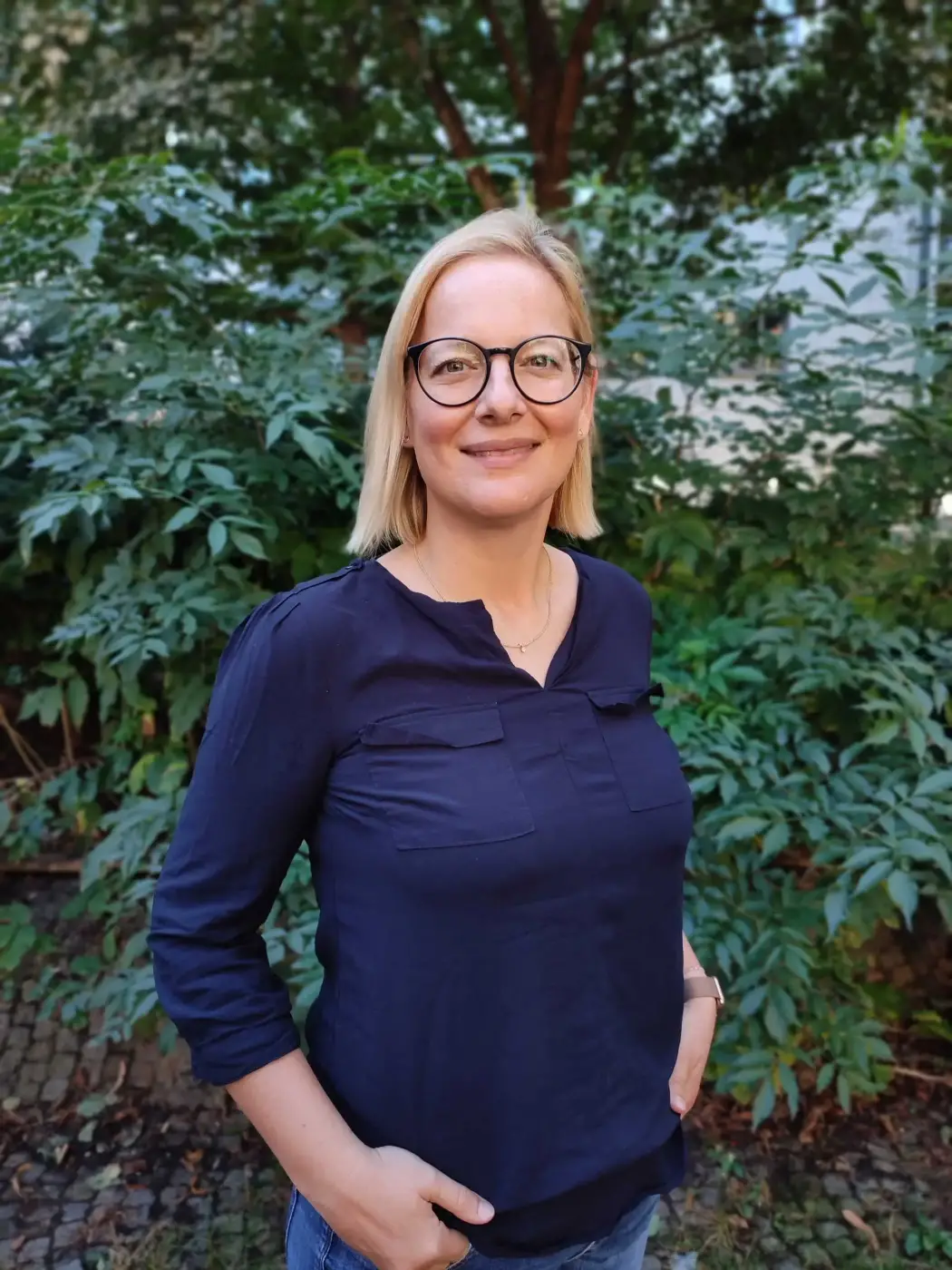 Porträt von Julia Kleppa, Dipl.- Soz.päd (FH), Schulsozialarbeiterin der Städtischen Berufsschule. Sie lächelt in die Kamera und steht vor einem grünen Hintergrund. Sie ist die Ansprechpartnerin für Schüler bei Konflikten am Ausbildungsplatz und persönlichen Schwierigkeiten.