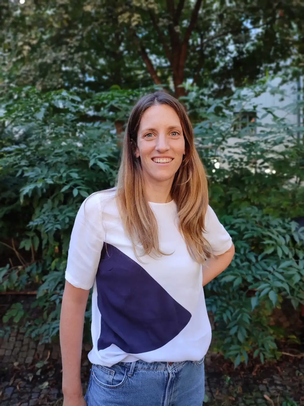 Porträt von Viktoria Brunner, Soziale Arbeit (B.A.), Mitarbeiterin der Schulsozialarbeit an der Städtischen Berufsschule. Sie lächelt freundlich und steht vor einem natürlichen grünen Hintergrund. Sie ist Ansprechpartnerin für Schüler bei persönlichen oder ausbildungsbezogenen Problemen.