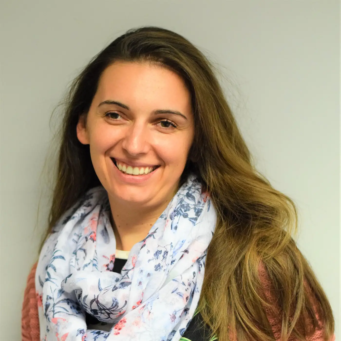 Porträt von Semira Häckl, StR, Verbindungslehrkraft der Städtischen Berufsschule (MFA, PKA, TFA). Sie lächelt in die Kamera, trägt eine Brille mit dunklem Rahmen und eine hellblaue Bluse. Sie ist Ansprechpartnerin für Konflikte und Anliegen der Schüler.